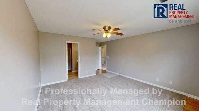 Building Photo - Spacious Upper Level Condo w/Open Floorplan and Split Bedrooms