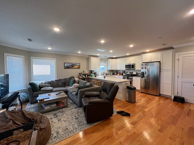 Primary Photo - 118 Holland St