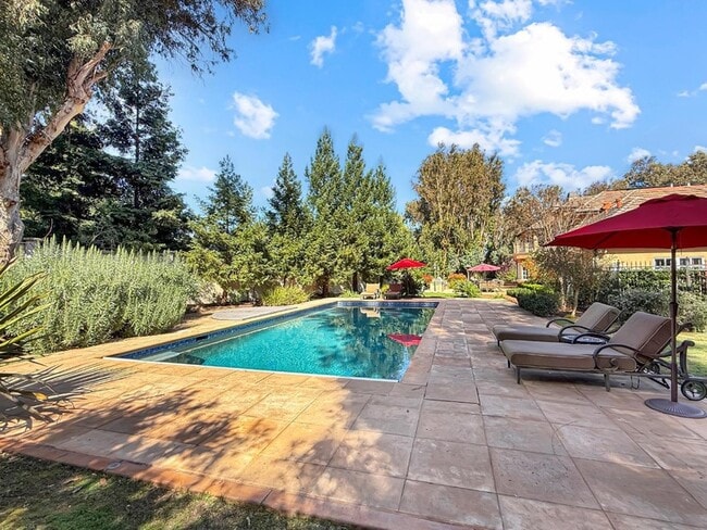 Building Photo - 1526 Hillview Dr