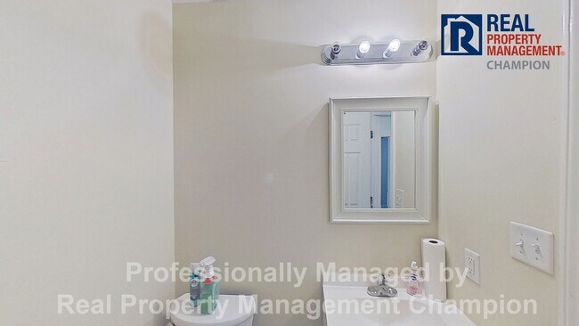 Building Photo - Adorable 3 BD/ 1.5 BA Home with Attached Garage and Large Fenced Yard