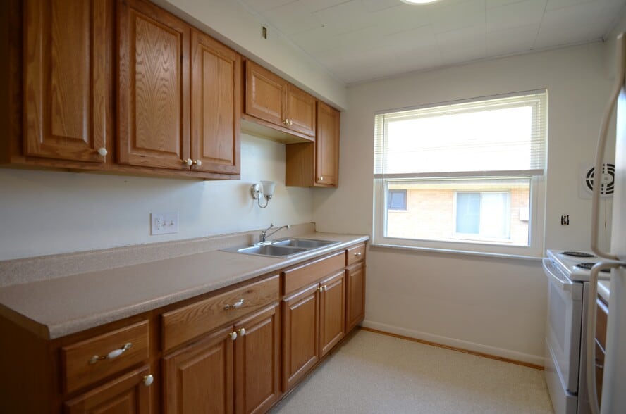 Building Photo - 3230 Blueacres Dr