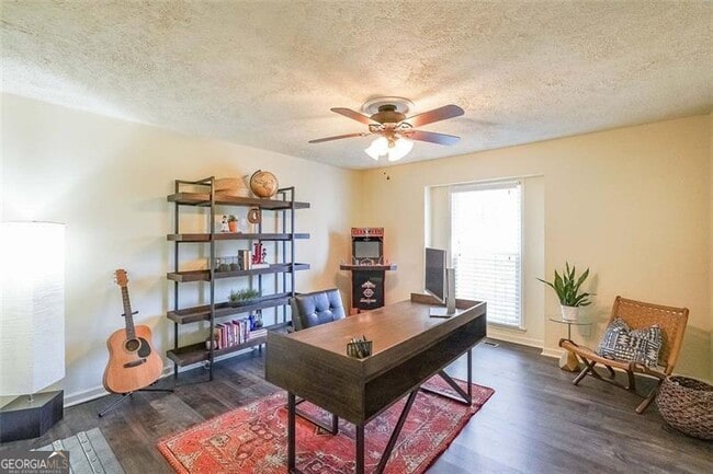 Building Photo - 701 Willow Ridge Dr NE