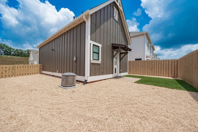 Building Photo - One Bedroom Cottage with Fenced Backyard!