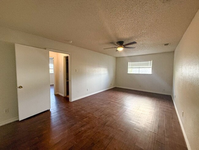 Building Photo - 612-614 Towne House Ln