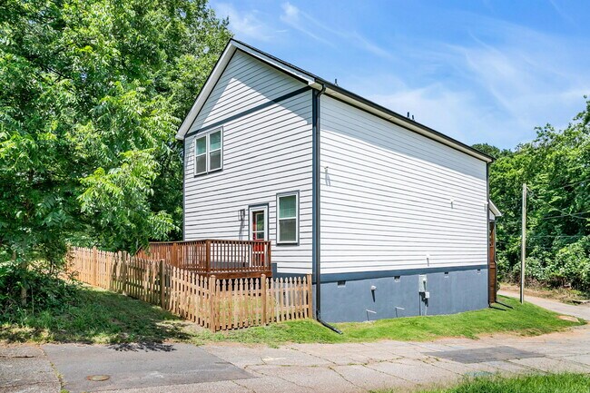 Building Photo - 108 Averill St