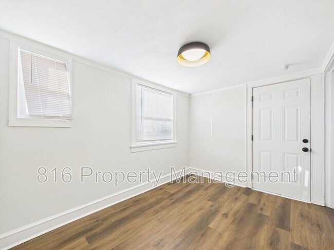 Building Photo - 4542 Chestnut Ave