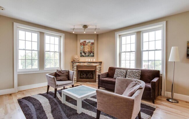 Building Photo - Exceptional 2BR/2BA corner unit with lovely city views. Ready NOW. Priced to rent!