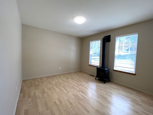 Building Photo - Spacious Craftsman Style Home - Pet Friendly!