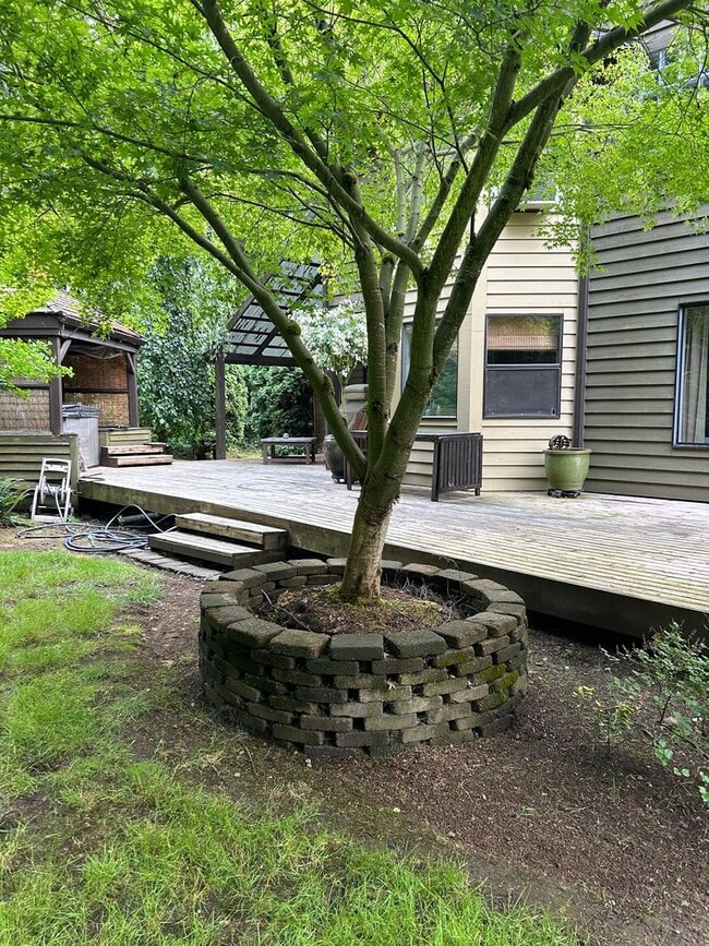 Building Photo - 3-bedroom, 2.5-bathroom home located in th...
