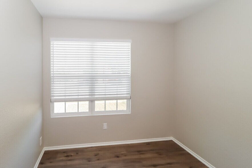 Building Photo - 2006 Andover Dr