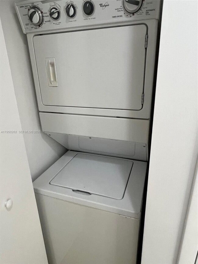 Building Photo - 495 Brickell Ave