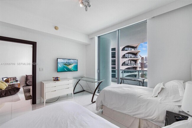 Building Photo - 900 Biscayne Blvd