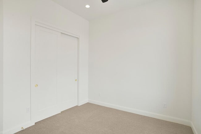Building Photo - 996 Manen St