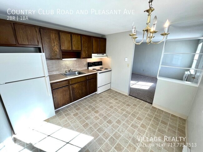 Building Photo - 605 Country Club Rd