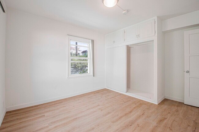 Building Photo - 8817 Belford Ave