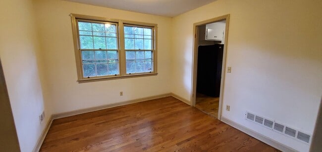 Building Photo - 6420 Cloverdale Dr