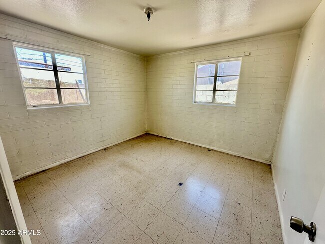 Building Photo - 4832 S 37th Ave