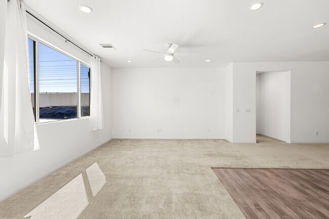 Building Photo - Stunning 4 bedroom 3 bath home in Summer Wind Trail Community
