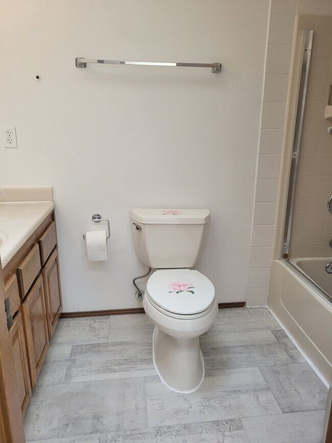 Building Photo - ? Spacious 3-Bedroom Rambler with Vaulted ...