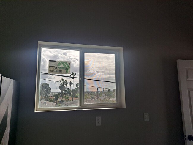 Building Photo - upstairs studio lots of natural lite