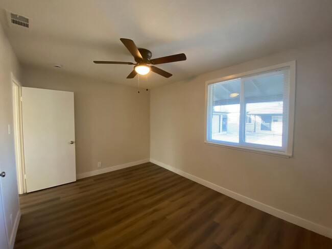 Building Photo - 2bed/1bath duplex 1 block from Vaca High S...