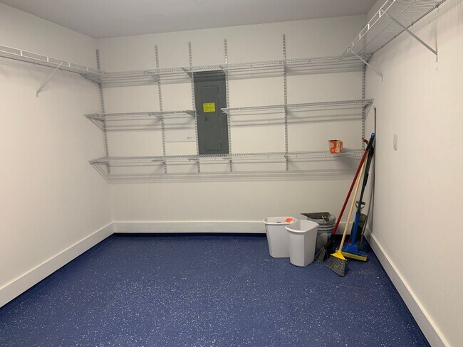 Building Photo - Enjoy this beautifully updated 3 Bed/2.5 Bath Townhome  **Military Discount Available**50% OFF 1s...