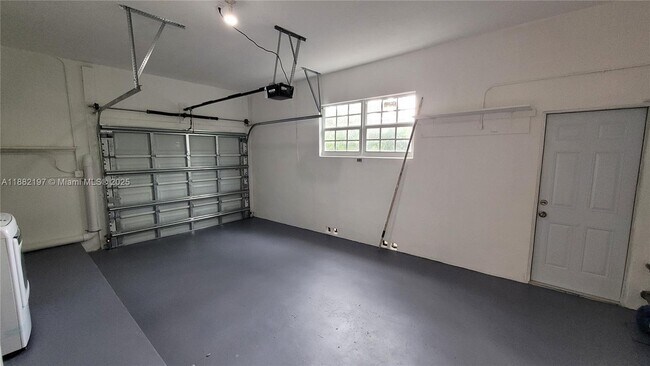 Building Photo - 4850 University Dr