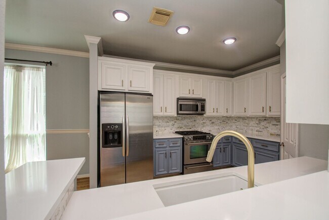 Building Photo - Stunning Three-Bedroom Townhouse Located i...