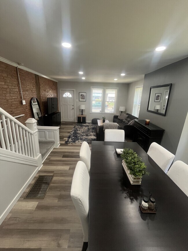 Building Photo - 220 E Liberty St