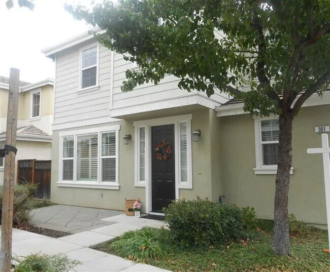 Primary Photo - Great centrally located home next to shopp...