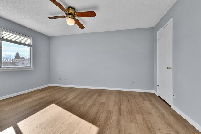 Building Photo - $2,540.95 with $300 off the first month's Rent- 4 Bedroom, 1.5 Bath, Single Family Home in Aurora...
