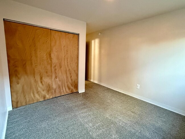 Building Photo - 505 NW D St