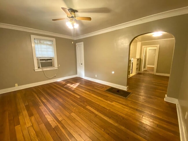 Building Photo - 1 bedroom, living dining den near Central and Highland