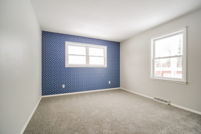 Building Photo - Inviting 3-Bedroom Bedford Home with Spacious Interiors
