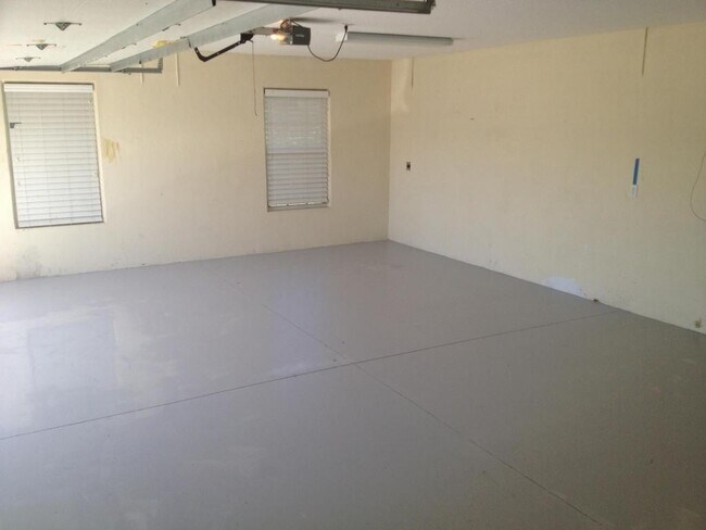 Building Photo - 310 Shady Ln
