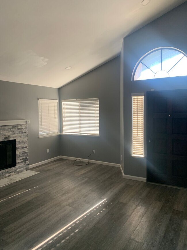 Building Photo - Clean 3 Bedroom / 2 Bathroom House in Sout...
