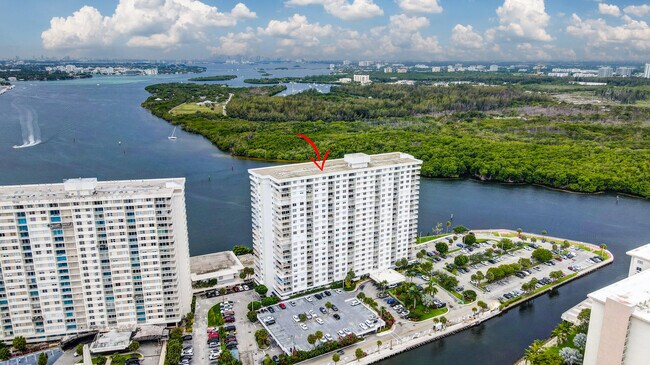 Building Photo - 500 Bayview Dr