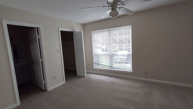 Building Photo - Chisle Run- 2 bedrooms and 1.5 bathrooms