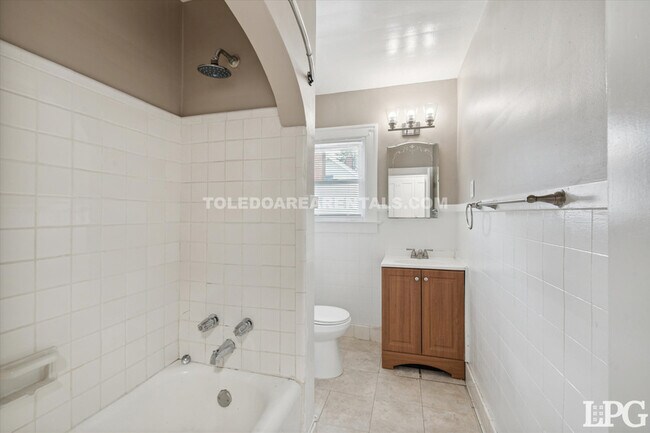 Building Photo - 2030 Wyndhurst Rd