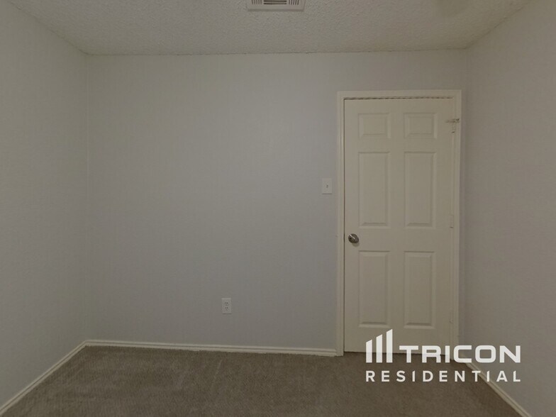 Building Photo - 7015 Escondido Dr
