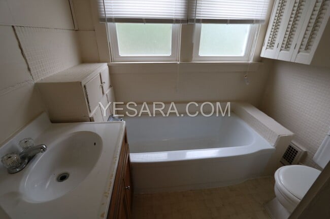 Building Photo - 2 Bedroom 2 Bath House