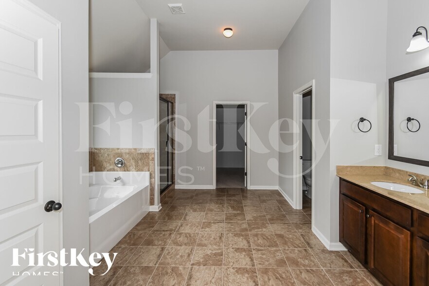 Building Photo - 1087 Sly Fox Run