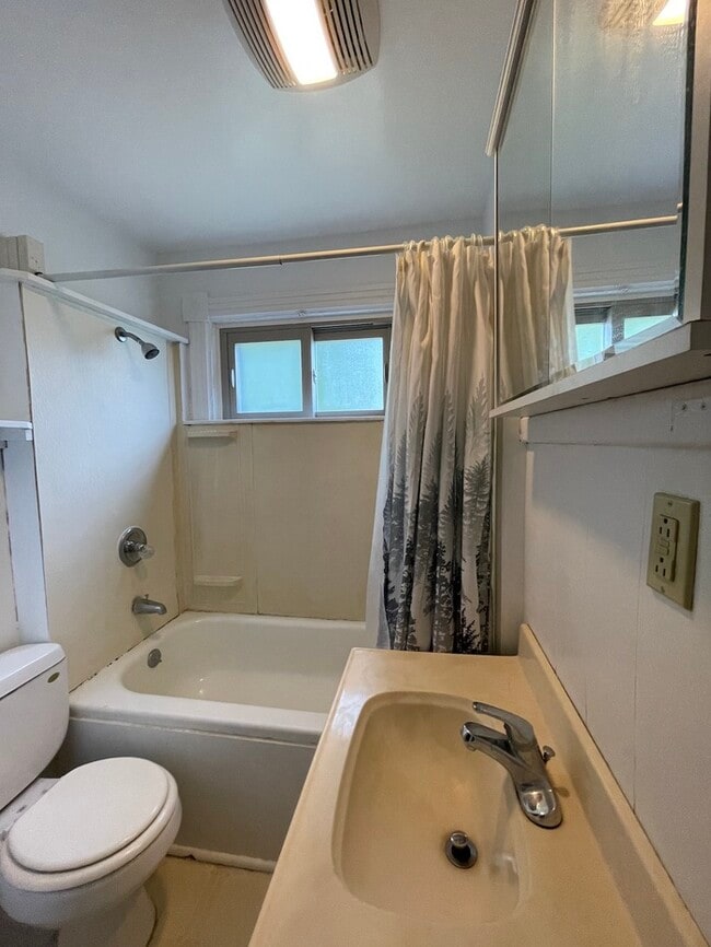 Building Photo - Large 2 bedroom unit available immediately...