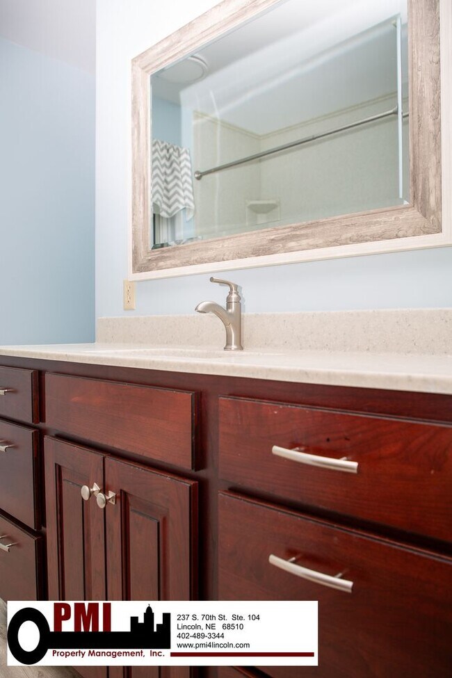 Building Photo - 3 Bedroom and 2 bathroom Colonial Hills House for rent!