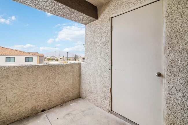 Building Photo - Updated 3 Bedroom Condo in Desert Shores V...
