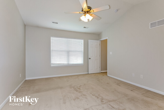 Building Photo - 1903 Briarfield Dr
