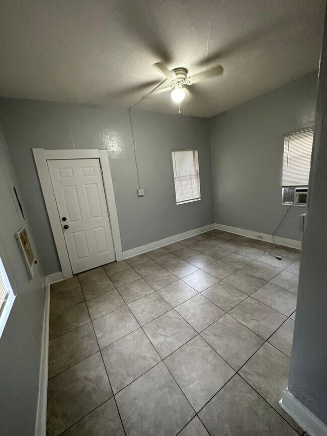 Building Photo - Fully Renovated 1/1 -Single Family  Ready to Move In!