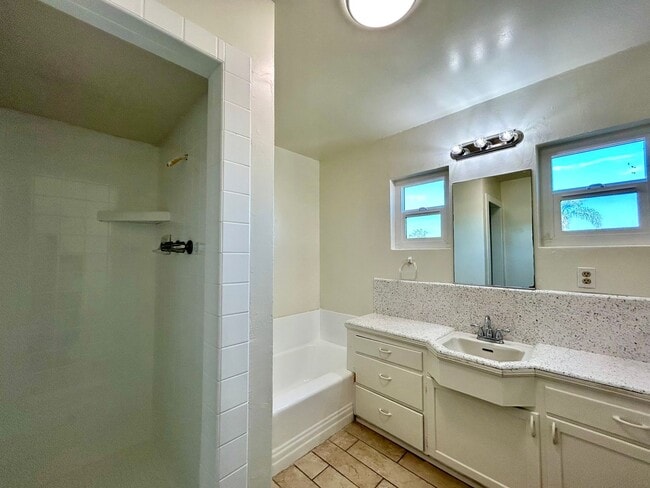 Building Photo - 2 Bed, 1 Bath in Central SD. Water/Trash/Parking Included