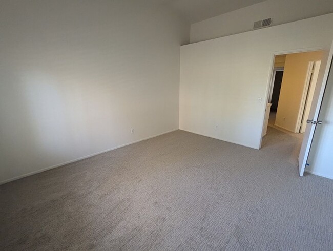 Building Photo - 2Bed 2.5 Bathroom Two Story Townhome at th...