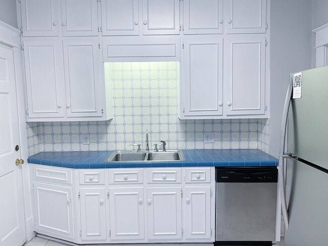 Building Photo - Beautiful 2 Bedroom home one block from ECU!